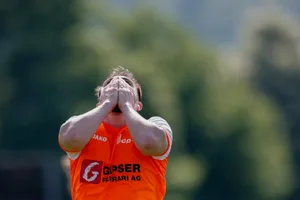 fussball-fcvolketswil-fcduebendorf-crm-07_preview Der FC Dübendorf (Eldin Omerovic) blieb gerade in diesem Frühjahr oft hinter den Erwartungen., Einer der vielen Gossauer Routiniers: Yves Kündig im Spiel gegen Rüti., Rütis Edison Syla traf am häufigsten ins gegnerische Tor., Greifensee (Nino Fikic) - hier gegen Volketswil - holte in der Rückrunde nur 14 Punkte., Volketswil (Basil Frefel) muss wegen einigen wenigen Strafpunkten zu viel absteigen., Die Brüttiseller Trainer Stipe Kelava und Victor Dionisio wünschten sich einen gepflegten Fussball.