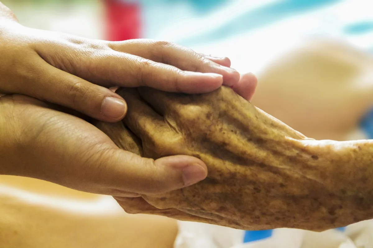 Das Stimmvolk soll darüber entscheiden, ob alle Alters- und Pflegeheime im Kanton Zürich Sterbehilfe zulassen sollen., Der Direktor vom Geratrium Pfäffikon, Enrico Caruso, möchte die Entscheidung den Patienten selbst überlassen., Der Gesamtleiter der Heime Dietenrain und im Grund in Uster will niemandem seinen  Willen verweigern., Der Geschäftsführer der Stiftung Wohnen im Alter in Hinwil meint, dass jede Einrichtung auch Entscheidungsfreiheit habe müsse., Heimleiter Bruno Kleeb vom Pflegeheim Böndler in Bauma meint, dass die Hauptbelastung beim Umfeld liege.