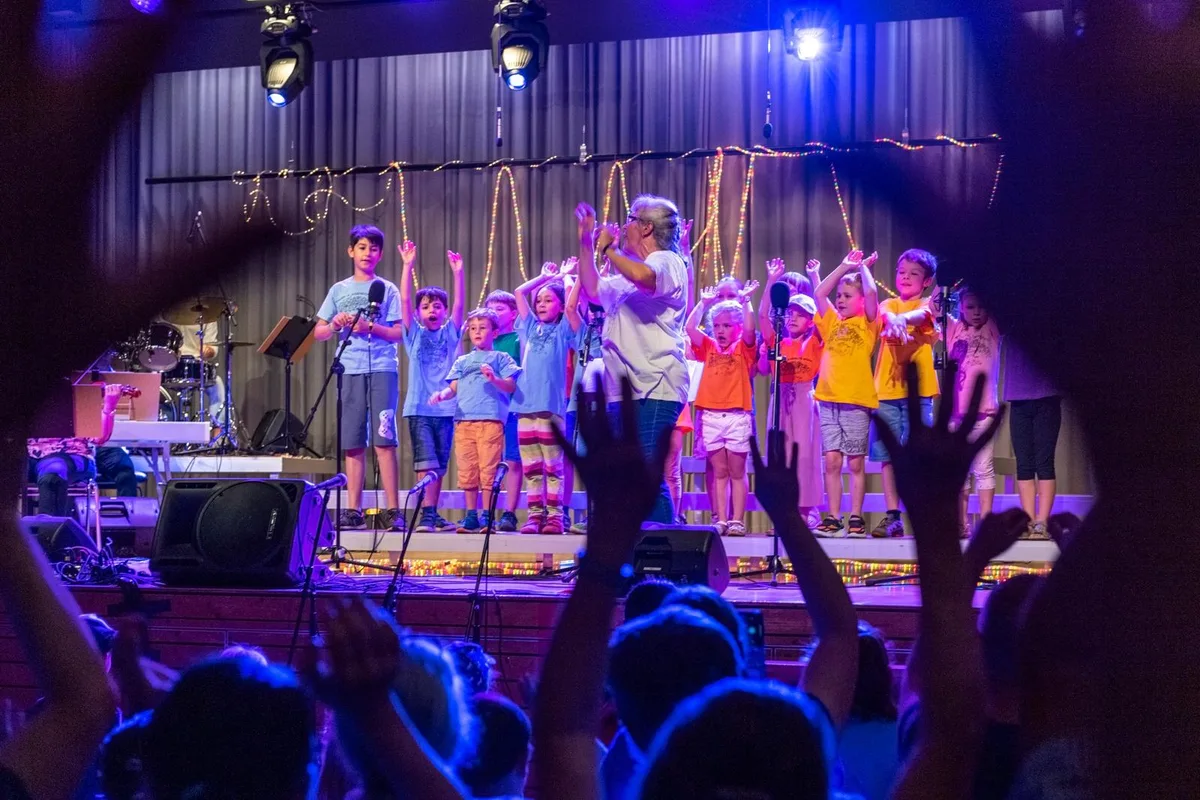 Der Kinderchor rockt die Landenberghalle., Von Thomas Ineichen, dem Schulleiter der Musikschule Zürcher Oberland, gab es Blumen und  eine kleine Laudatio zum Abschied., Zum Abschied gab es vom Kinderchor eine signierte Ukulele für Angelika Plüss., Der Kinder- und Jugendchor Bauma wird weiter existieren. Die Nachfolge von Angelika Plüss wird Yana Bipp übernehmen., Selbstbewusst und astrein, Ronja mit dem Lied "Si jamais j'oublie" von Zaz das eigens für diesen Anlass arrangiert wurde., Ein Hühnerhaut-Moment: Scharlachrot von Patent Ochsner mit Linnea, Sara und Lena als Solistinnen., Linnea begleitet den Jugendchor auf der Querflöte zu Super Trouper von ABBA., Der Kinder- und Jugendchor Bauma verabschiedete seine Leiterin mit einem fetzigen Konzert., Lea, Joel und Joel als Solisten im Lied «Gestern an der Haltestelle»., Der Jugendchor ganz fein begleitet auf der Ukulele gespielt von Markus Plüss., Beim Elefanten-Lied ging der vollbesetzte Salle mit., Die treue Band. Alles langjährige Mitglieder, drei davon sind schon seit Anfang an dabei.