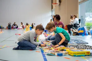 kinderflohmarkt-kollbrunn-sbo-7_preview Wie viel kostet das denn? Zwei Schüler aus Kollbrunn am Kinderflohmarkt., Etwa 50 Kinder haben am Anlass ihre ausgedienten Spielzeuge verkauft., Kinder, die Gegenstände verkaufen, müssen von ihren Eltern betreut werden., Ob alte Spielzeuge oder Plüschtiere: Oftmals werden die Kinderzimmer vor dem Flohmarkt ausgemistet., Die Präsidentin des Elternforums freut sich sehr, dass so viele Kinder teilgenommen haben., Der Anlass konnte wegen der Pandemie zwei Jahre lang nicht stattfinden., Auch diese zwei Barbie-Pferde standen zum Verkauf., Das Angebot war gross., Der Anlass bot auch die Gelegenheit, mit Freundinnen Zeit zu verbringen.
