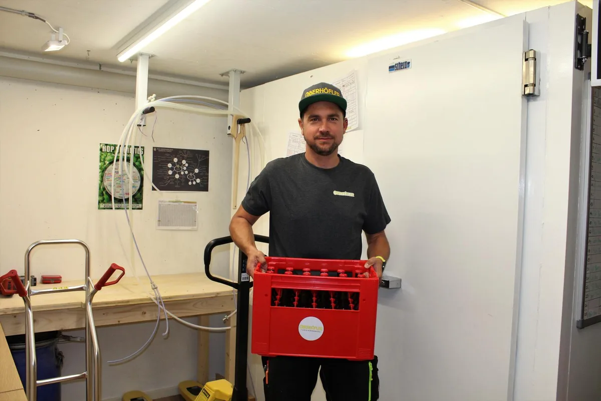 michael-hediger-oberhoefler-bier-4-wf-3_preview Michi Hedinger hat viel über die Bierbrauerei auf Youtube gelernt., Pro Woche produziert er rund 200 Liter seines «Oberhöflers».