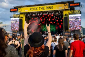 rockthering-openair-hinwil-crm-1_preview Am Donnerstag startete das Rock the Ring., Rund 4000 Besucherinnen und Besucher strömten auf den Betzholzkreisel in Hinwill., Für Furore sorgte die Band Steel Panther., Die Band ist für ihre derben Ausschweifungen auf der Bühne bekannt., Für Ekstase sorgte Airborne. , Deren Frontmann liess es sich nicht nehmen, in der Menge zu Baden - samt Bier., Die Hitze verkrafteten alle mehr oder weniger gut. Gemäss Organisatoren gab es keine nennenswerten Zwischenfälle., Und so ging der erste Tag des Festivals mit einem positiven Fazit aller Beteiligten zu Ende.