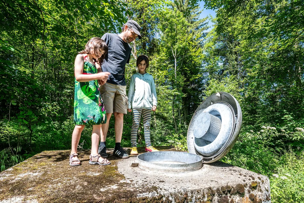 Familie Tiddendorp schaut, wie das Wasser für ihre Badewanne in die Quelle fliesst., Gebannt lauschen die Besucher in der ARA den Ausführungen des Klärwartes Gunnar Fluck., Auch im Gemeindearchiv konnte man an diesem Tag vorbeischauen., Gemeindeschreiber Peter Lehmann ist Feuer und Flamme für die Dokumente seiner Vorgänger im Archiv.