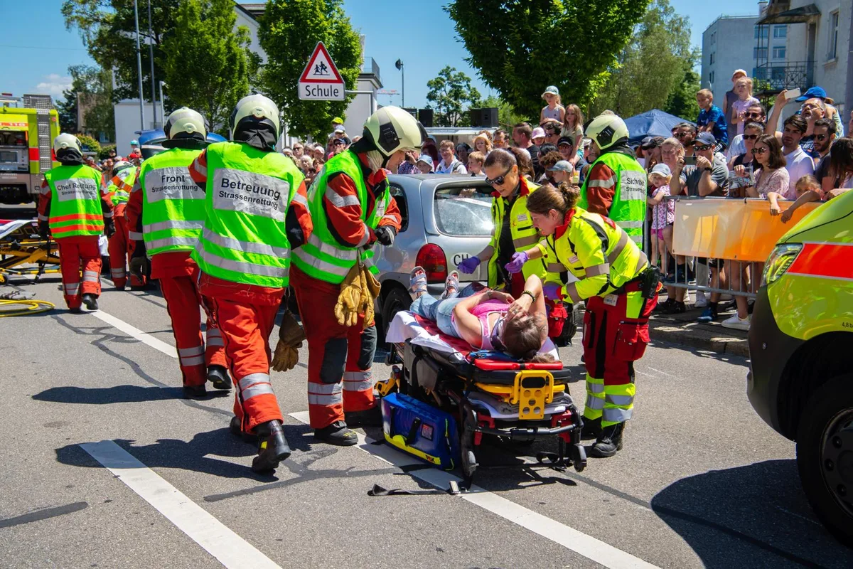 Eine Bergungsaktion von A bis Z: Der Sicherheitstag in Dübendorf zeigte die Zusammenhänge hinter einem Blaulicht-Einsatz aus., Ein Herzinfarkt auf offener Strasse: Zum Glück handelt es sich nur um eine Präsentation., Dank des schönen Wetters fanden viele Besucherinnen und Besucher den Weg nach Dübendorf., Wenn nicht am Sicherheitstag, wann dann? Ein Bub liegt die Krankentrage Probe., Ein Kindertraum: der Polizeihelikopter., Das schöne Wetter lud auch zum Verweilen ein., Das Polizeimotorrad: Der kleine Junge fand merklich Gefallen an der schweren Maschine.