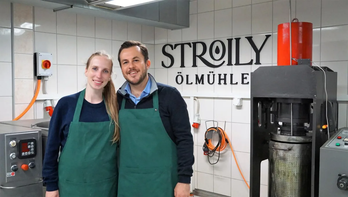stroily-olmuehle-bauma-aline-benoit-und-chistoph-grammont_preview Die beiden Ölmüller: Aline Benoit und Christoph Grammont haben ihre eigene Firma gegründet., Ihre Maschinen haben sie entweder gebraucht gekauft oder selber bauen lassen. Beispielsweise den Röster (hinten links). , Trotz der Maschinen steckt hinter ihrem Produkten viel Handarbeit.