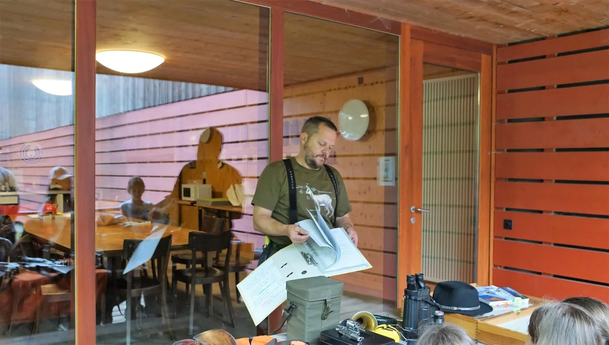 Man sieht wie Jäger Roland Lehmann in einem Ordner mit Gesetzen blättert.