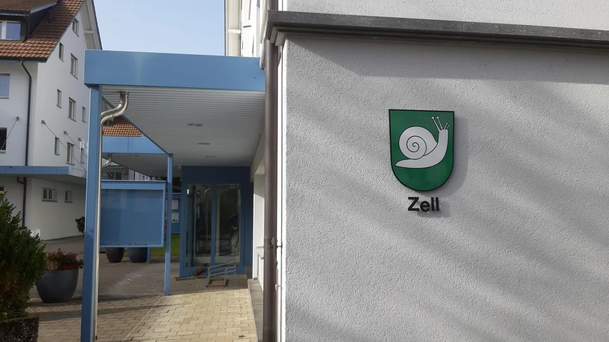 Eine weisse Schnecke – heraldisch linksgerichtet – auf grünem Grund. Dies ist das Zeller Wappen. , Sogar auf dem Zeller Kreisel ist der «Schnegg» präsent.