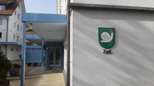 20210223_150948_preview Eine weisse Schnecke – heraldisch linksgerichtet – auf grünem Grund. Dies ist das Zeller Wappen. , Sogar auf dem Zeller Kreisel ist der «Schnegg» präsent.