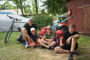 dsc01169-2_preview Familie Bräm: Manuel, Liun, Flynn und Luke (v.l.) machen Ferien in Maur., Sie haben ihr Zelt auf dem Campingplatz Rausenbach am Greifensee aufgeschlagen., Ihre Anreise war kurz - nur 30 Minuten., Auf dem Campingplatz wollen sie drei Nächte bleiben.