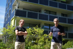 dsc01437_preview Dominik Trütsch (l.) und Matthias Sauter erklärten Interessierten die Eigenheiten des SonnenparkPlus., Das Mehrfamilienhaus an der Spitalstrasse in Wetzikon gilt als Pilotprojekt in der Region für das Wohnen der Zukunft., So ist die gesamte Fassade des Hauses in Solarpanel gehüllt., Auch die Balkone haben Solarpanel, die hier auch als Sichtschutz dienen., Das Haus, das mehr Energie produziert, als es verbraucht, verfügt über unzählige komplexe technische Systeme., Der Architekt Matthias Sauter zeigte die Entstehungsgeschichte des bald fünfjährigen Baus.