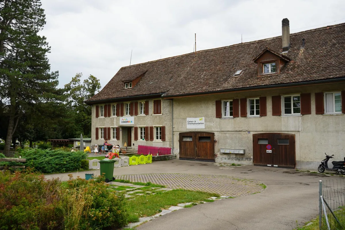 dsc01470_preview Um dieses Gebäude an der Apothekerstrasse 18 in Uster geht es., Während im linken, denkmalgeschützten Teil des Gebäudes eine Kita ist, nutzt den rechten Teil das Werkheim Uster., Die Stadt will den rechten Teil abreissen und auch auf dem Areal an der Apothekerstrasse einen Neubau realisieren., Von diesem wäre auch das Gewächshaus des Werkheims Uster betroffen und müsste weichen.
