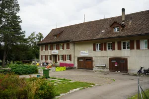 dsc01470_preview Um dieses Gebäude an der Apothekerstrasse 18 in Uster geht es., Während im linken, denkmalgeschützten Teil des Gebäudes eine Kita ist, nutzt den rechten Teil das Werkheim Uster., Die Stadt will den rechten Teil abreissen und auch auf dem Areal an der Apothekerstrasse einen Neubau realisieren., Von diesem wäre auch das Gewächshaus des Werkheims Uster betroffen und müsste weichen.