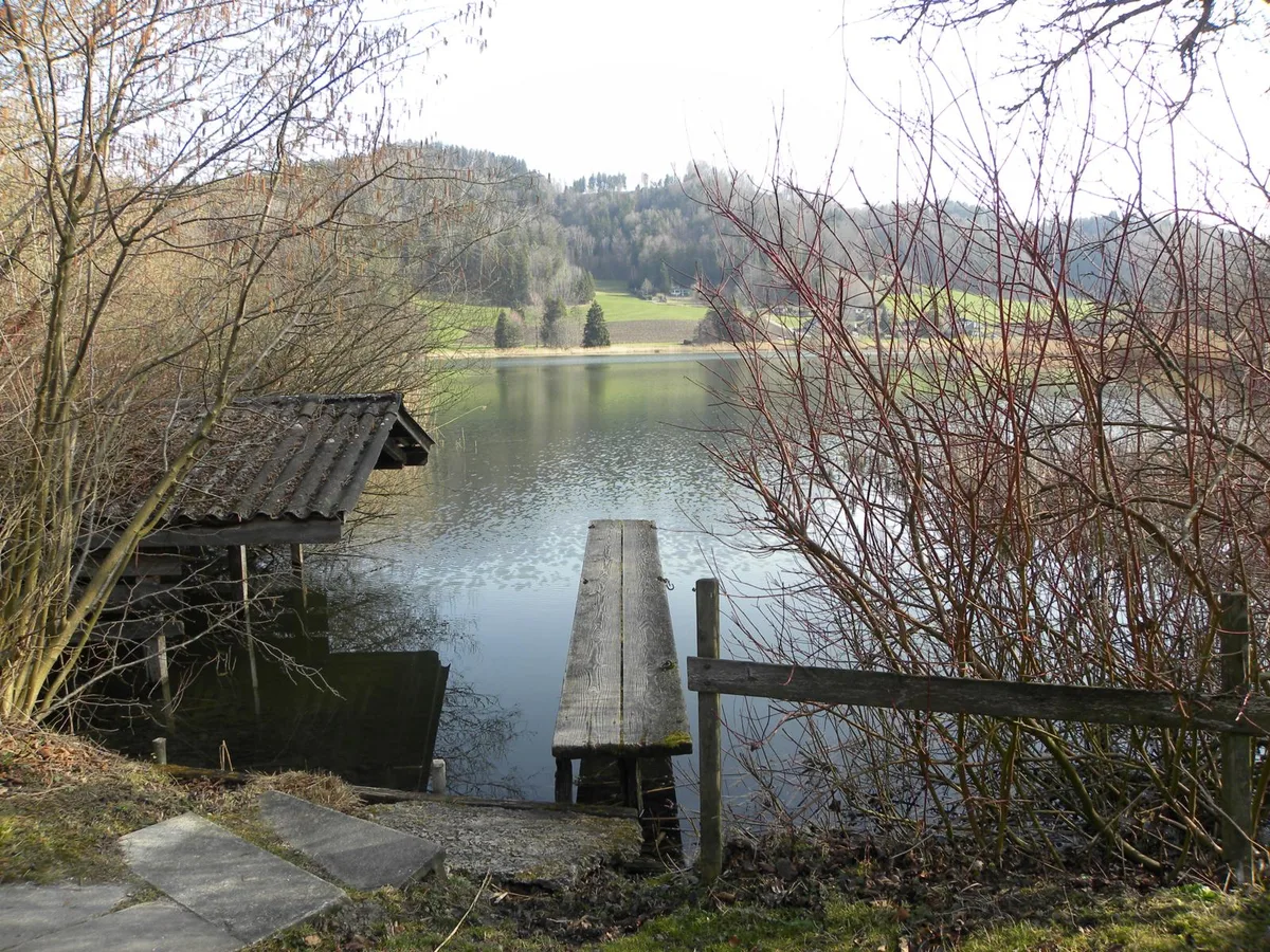 Die erste Meldung liess vermuten, der Mann könnte sich im See befinden.