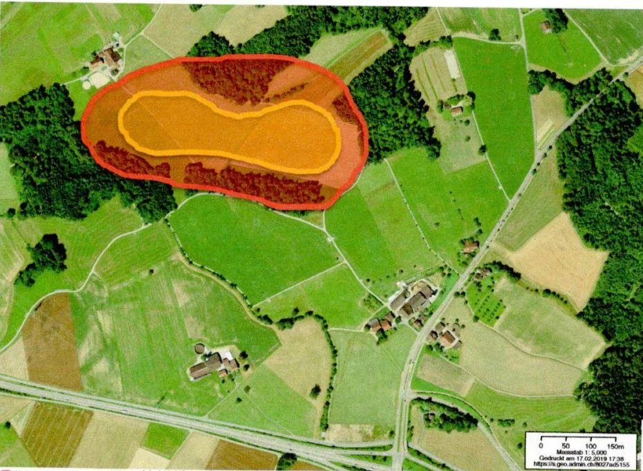 Die Ansicht zeigt die ungefähre Lage der Deponie Leerüti mit 5 ha (gelbe Fläche) und erweitert auf 12 ha (orange). (Foto: PD)