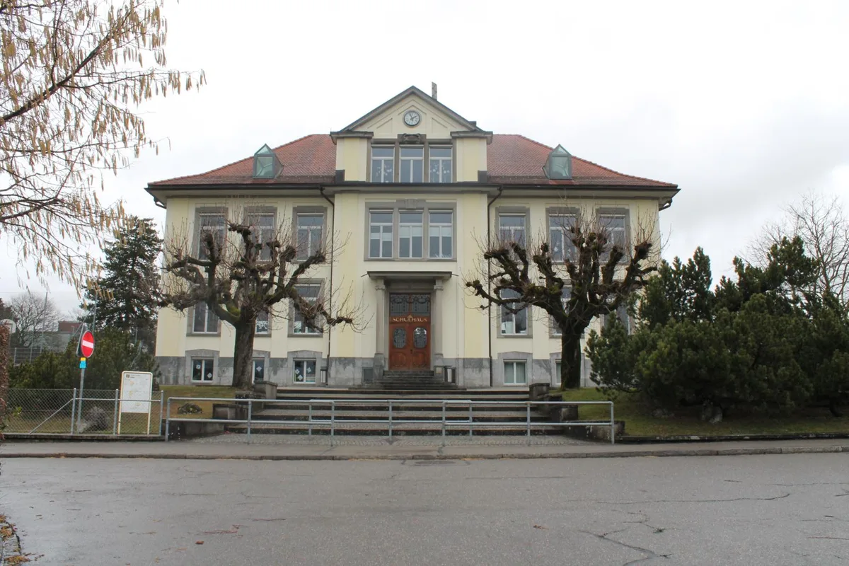 Das Schulhaus Bühl bietet nicht mehr genügend Platz für immer mehr zuziehende Schülerinnen und Schüler.