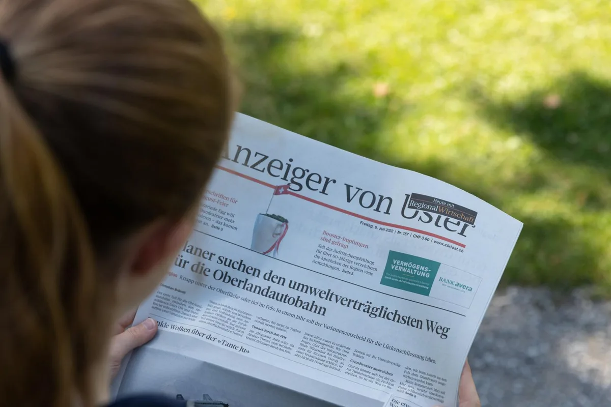 img_1634_preview Die Zeitung lesen: Für viele Jugendliche ist das eher seltsam. , Nicht das alte Griechenland sondern die neue Medienwelt: Michael Kaspar, Chefredaktor Zürcher Oberland Medien in der 3. Klasse., Da gibt es viel zu lesen., Fotoshooting mit Zeitungen.