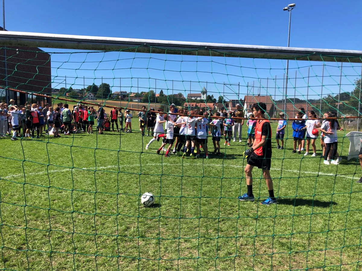 Jubel nach gewonnenem Penaltyschiessen: 31 Schüler-Teams nahmen am traditionellen Längg-Turnier in Illnau teil.