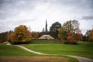 kuesnacht_08112018_forchdenkmal_sbo_3_preview Seit 1922 erinnert das Wehrmännerdenkmal auf der Forch an die Opfer im Ersten Weltkrieg. , Thomas Amstuz, Präsident des kantonalen Unteroffiziervereins, organisiert die Erinnerungsfeier., Mit Pferdefuhrwerken wurden 1922 die Teile des Wehrmännerdenkmals auf den Forchhügel gekarrt., 18 Meter hoch sollte die Bronzeflamme werden.