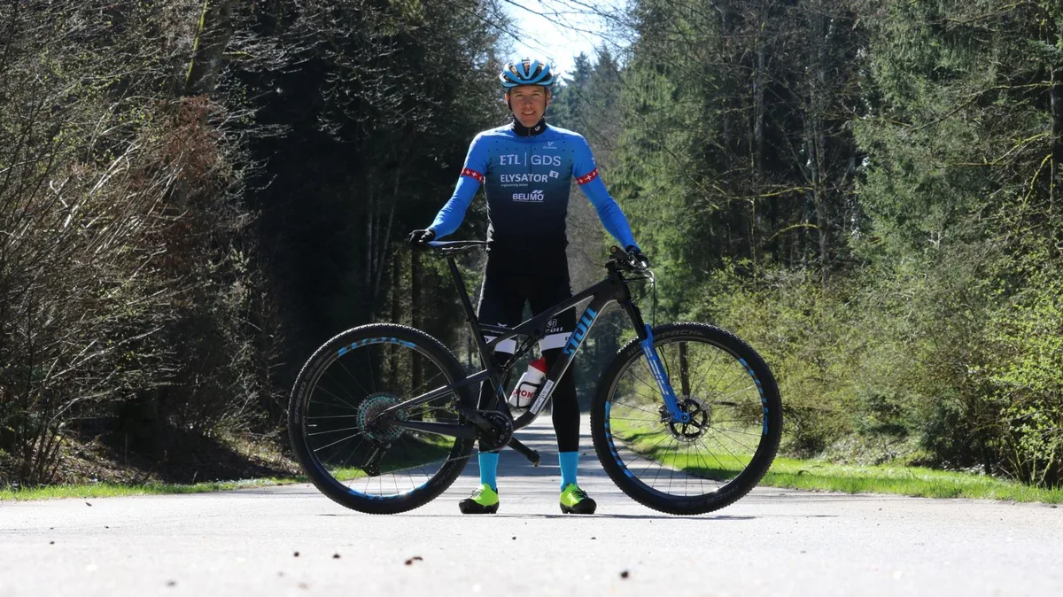 looser_preview_0 Seit 2021 ist Konny Looser als Einzelfahrer unterwegs. Er kann alles frei entscheiden, ist aber auch für alles verantwortlich., Im Training ist Konny Looser häufig auf dem Rennrad unterwegs - hier im Südtirol.