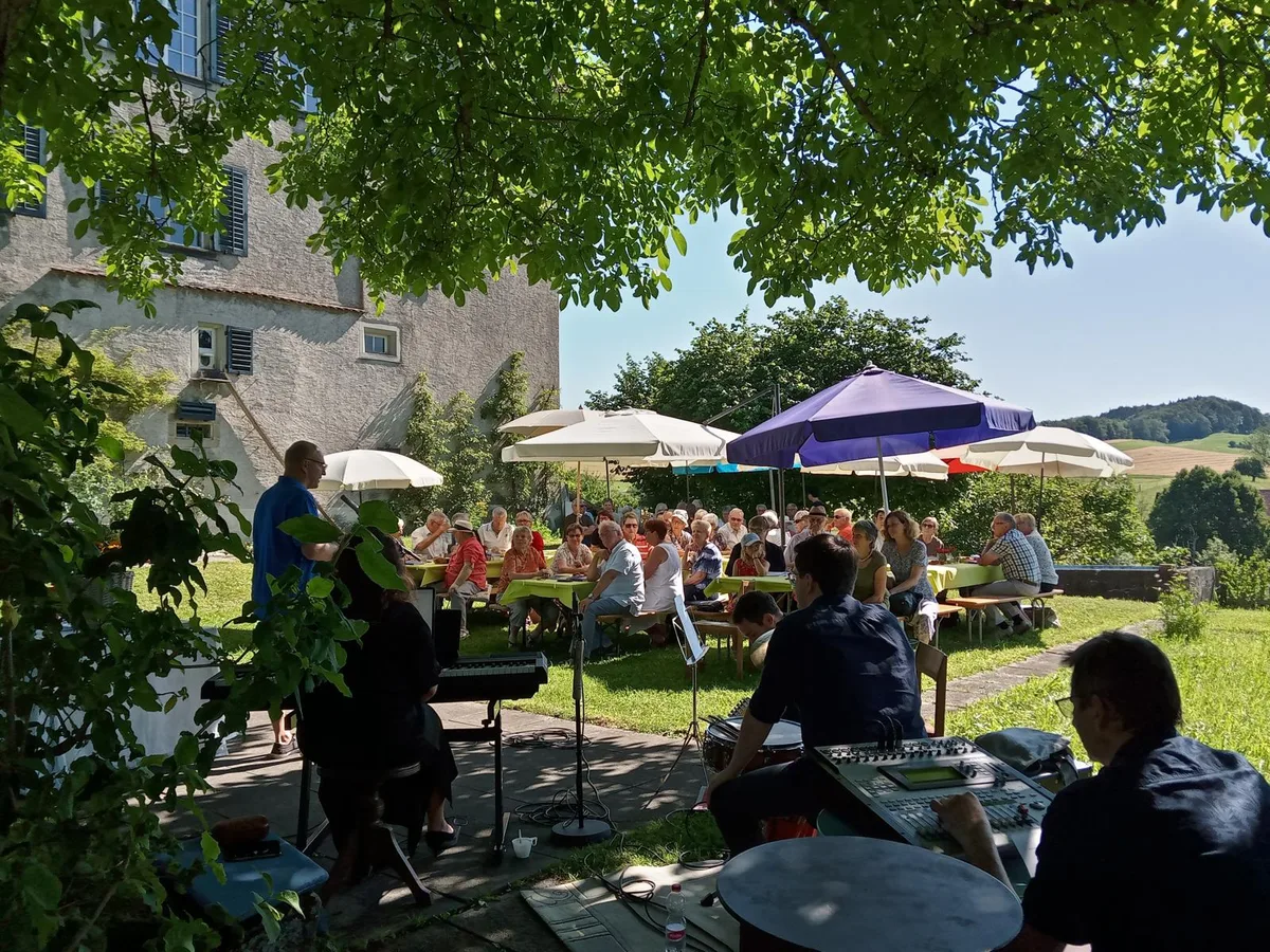 Die Mitglieder der Reformierte Kirche Eulachtal trafen sich zu einem Open-Air-Gottesdienst in Schlatt., Im Pfarrgarten predigte Pfarrer Andreas Bertram-Weiss zum Thema Paradies., Im Anschluss verabschiedete er zusammen mit Kirchenpräsidentin Verena Wüthrich-Peter den Sigrist Walter Ganz (Mitte).