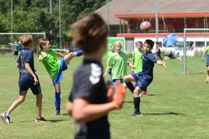 tt_fussballturnier_turbenthal_03072022_jam6_preview Gute Stimmung auf dem Turbenthaler Sportplatz Gmeiwerch. , Nach zwei Jahren Corona-Zwangspause konnte endlich wieder am Schülerurnier gekickt werden. , Dabei ging es nicht nur wegen dem Wetter heiss zu und her. , Gross und Klein lieferten sich harte Duelle., Und vom Spielrand her wurden die kleinen Sportler …, … angefeuert von den Familien, die gut vorbereitet Sonnenschirme mitgebracht hatten.