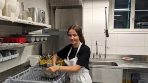 alicia-abwascherin-altersheim-blumenau-bauma-3_preview Am Donnerstag nach der Schule geht Alicia Motta ins Altersheim und hilft dort beim Abwasch., Seit März hat die Schülerin aus Fischenthal diesen Taschengeldjob., Die Handgriffe sitzen in der Zwischenzeit. Sie kommt schnell vorwärts.