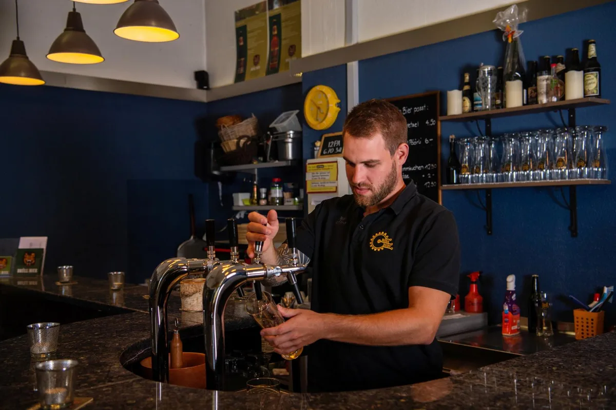 Cyrill Strasser zapft sich ein Bier.