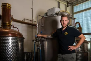 bier-cyrillstrasser-churzschlussbier-brauerei-igba-lindau-sbo-5_preview Es begann in den eigenen vier Wänden, inzwischen braut der IGBA-Braumeister Cyrill Strasser in einer richtigen Anlage., Immerhin ein Teil der IGBA: Cyrill Strasser (3. v. li.) und Robin Kämpf (4. v. li.), umrahmt von ihren Vereinskollegen., Mit zwei Kochtöpfen im Garten: So tüfteln Cyrill Strasser (Bild) und sein Kumpel Robin Kämpf an den Rezepten.