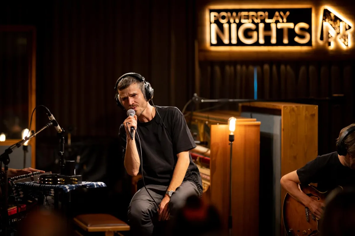 jamesgruntz-powerplaynights-maur-crm-5_preview James Gruntz performte mit seiner Band am Freitagabend in Maur., Sogar Grössen wie "Prince" weilten einst in den Powerplay-Studios in Maur., Rund 110 Zuschauerinnen und Zuschauer erlebten die Band am Freitagabend hautnah.