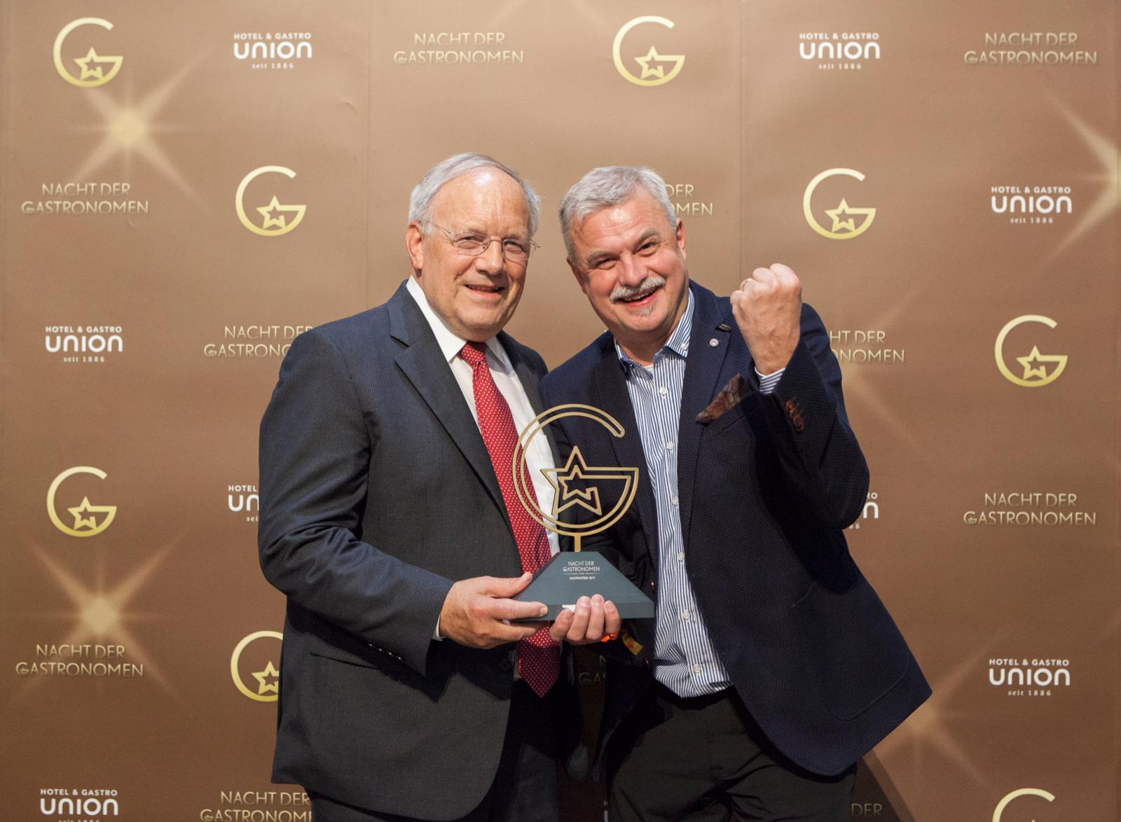 René Kaufmann bei der Verleihung des «Gastrostern 2017» mit Bundesrat Johann Schneider-Ammann. (Foto: PD)
