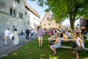 klimadialog-klima-ritterhaus-bubikon-sbo-8_preview Ausklang nach Workshops und Exkursionen: Das Ritterhaus Bubikon war am Dienstag Endpunkt des Klimadialogs., Regierungsrätin Jacqueline Fehr begrüsste die Anwesenden beim Ritterhaus nach den Exkursionen., Auch Jörg Kündig als Gossauer Gemeindepräsident und Präsident Präsident des Verbands der Gemeindepräsidien war vor Ort. , Regierungsrat Martin Neukom hielt seine Ansprache kurz.