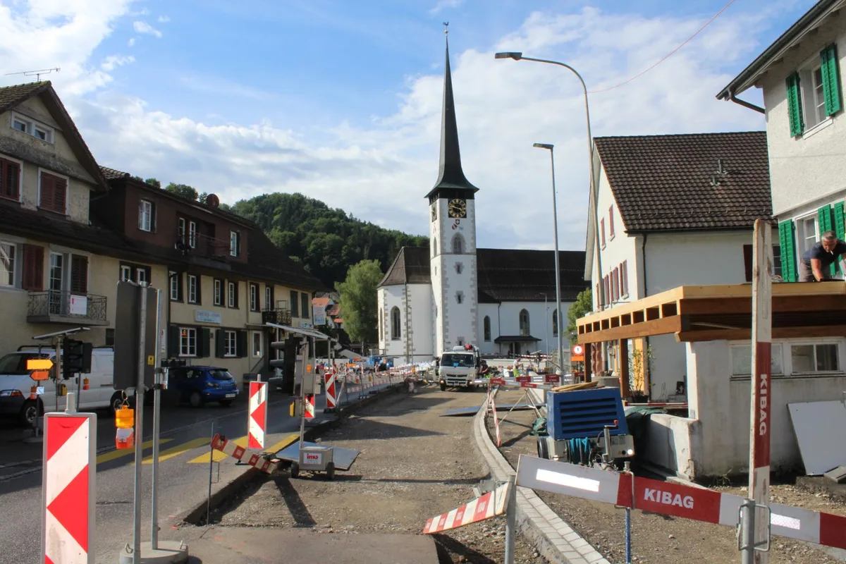 Viele hofften auf eine Besserung nach dem Ende der Vollsperrung. Doch die Kreiselbaustelle sorgt weiterhin für Ärger., Die meisten stören sich an den langen Wartezeiten am Lichtsignal., Die aktuelle Bauphase dauert noch bis Ende August.