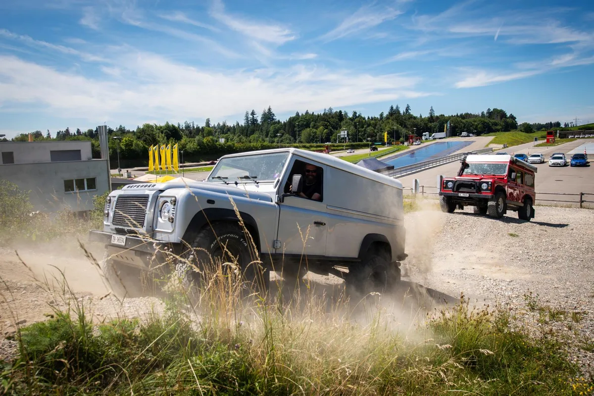 landrover-jubilaeum-treffen-russikon-sbo-17_preview Zum 35-jährigen Bestehen hat der Club Land Rovers of Switzerland nach Gündisau eingeladen., Für den Event haben die Clubmitglieder Panja und André Schärz ihr Grundstück zur Verfügung gestellt., Olaf Grewe ist Mitglied des sechsköpfigen organisierenden Teams., Wegen der Platzverhältnisse sind vorwiegend Clubmitglieder gekommen, aber..., ... es verschlug auch andere Teilnehmende aus Nah und Fern nach Gündisau., Sogar aus Schottland waren Landrover-Fans angereist., Die Teilnehmenden konnten das Zürcher Oberland erkunden und einen Parcours absolvieren., Bei der Orientierungsfahrt gab es verschiedene Posten mit Rätselaufgaben., Ein Streckenabschnitt lag unter Wasser., Unter den Landrover-Fans gab es auch Vierbeiner., Die jüngsten Teilnehmenden wachsen wie selbstverständlich mit den Fahrzeugen auf., Für die Kinder hatten sich die Veranstalter spezielle Spiele überlegt., Die Kopfbedeckung war bei dem Sonnenwetter absolut notwendig., Zum Glück konnten die Teilnehmenden gleich selbst für Schatten sorgen., Zeit für Entspannung war genug vorhanden., Ein schattiges Plätzchen war gefragt.