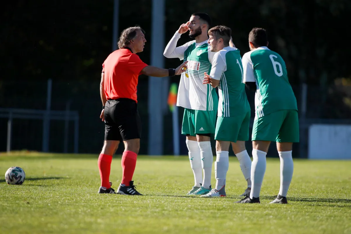 mu_fussball_bruettisellen_dietlikon___phoenix_seen_1_02_preview Die Brüttiseller Spieler hadern mit einem Entscheid von Schiedsrichter Roberto Dambone., Kein Raum für Diskussionen: Für dieses Foul gibts vom Schiedsrichter eine Verwarnung.