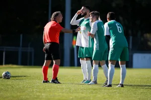 mu_fussball_bruettisellen_dietlikon___phoenix_seen_1_02_preview Die Brüttiseller Spieler hadern mit einem Entscheid von Schiedsrichter Roberto Dambone., Kein Raum für Diskussionen: Für dieses Foul gibts vom Schiedsrichter eine Verwarnung.