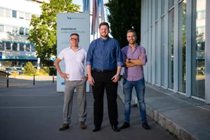 neuesratspraesidium-parlament-effretikon-sbo-1_preview Das neue Ratspräsidium (v.l.n.r.): Hansjörg Germann (FDP, 1. Vize), Maxim Morskoi (SP, Präsident) & Simon Binder (SVP, 2. Vize)., Neun der insgesamt zehn Neulinge waren präsent: Dominik Mühlebach (21, SP)., Leonie Antweiler (20, SP). Ihr Vater Ralf vertritt im Stadtparlament die GLP., Silja Benker (19, Grüne)., Kajsa Bornhauser (20, GLP) sitzt im Parlament direkt neben ihrem Vater Beat, der neu die Geschäftsprüfungskommission präsidiert., Luc Jacquat (26, SVP)., Simone Schädler (47, EVP)., Alexander Salim (38, FDP)., Melanie Haas (19, Mitte)., Simone Wegmann (44, Mitte).