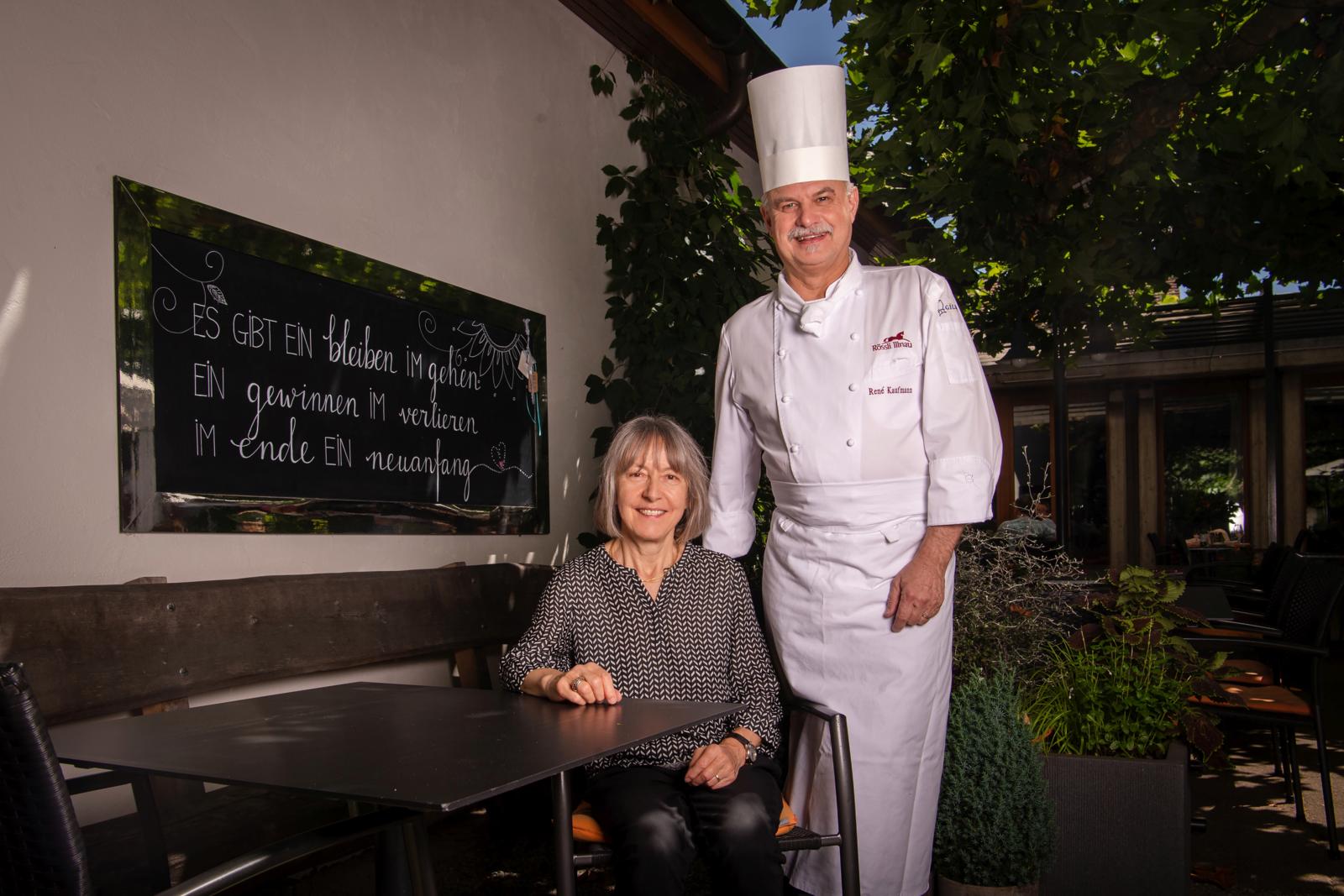 Vreni und René Kaufmann im Garten des Restaurant Rössli. (Foto: Seraina Boner)