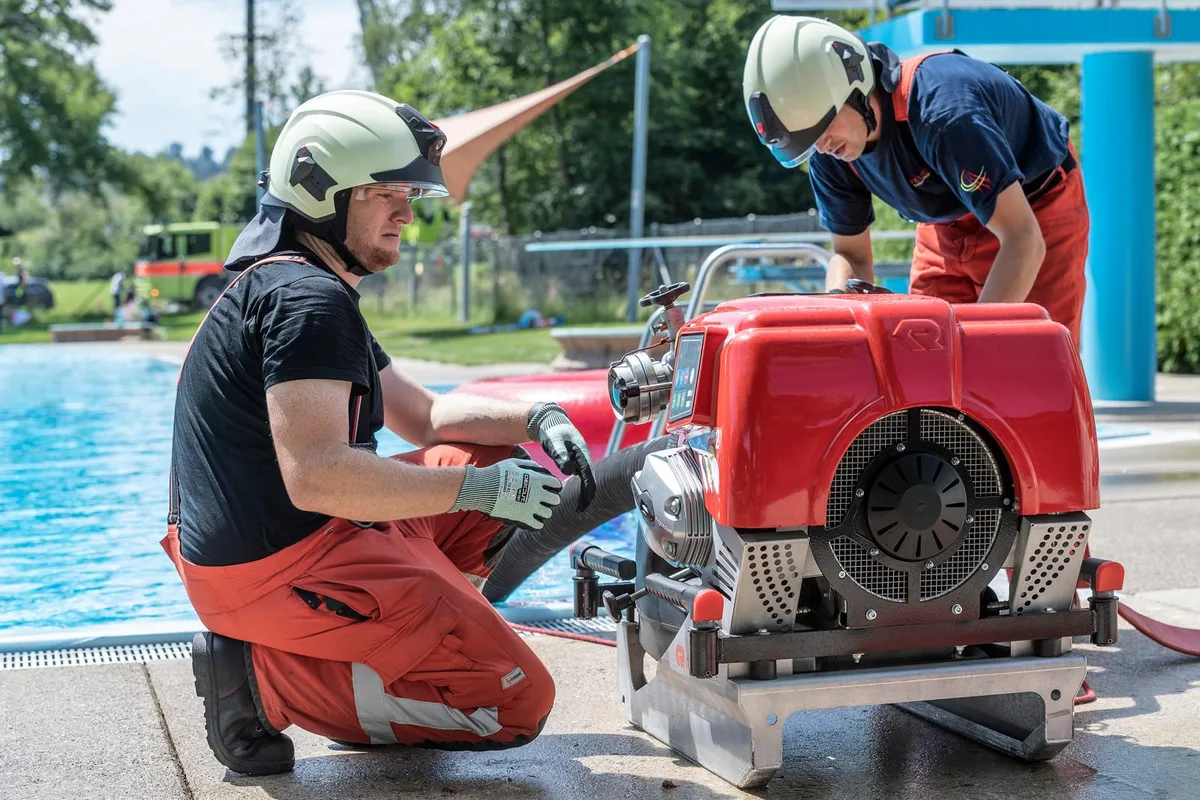schlussuebung-feuerwehr-tww-badi-turbenthal-gu-16_preview Die Feuerwehr Turbenthal-Wila-Wildberg führte am Samstag eine Übung in der Badi durch., Gaffer waren bei diesem Einsatz ausdrücklich erwünscht., Die kleinen und grossen Gäste vor Ort durften die Übung verfolgen und die Geräte anfassen., Der Frauenanteil im Team der Feuerwehr TWW ist hoch, wie der Kommandant sagt., Auch der Nachwuchs löschte eifrig mit., Die Bevölkerung sollte durch die öffentliche Übung für die Arbeit der Feuerwehr sensibilisiert werden.