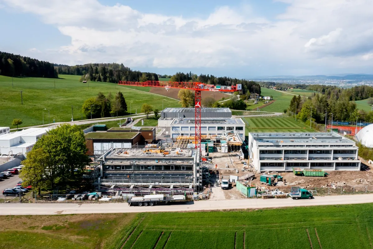 sportanlage-looren-gemeinde-maur-crm-3_preview Der Einzug für die Schüler und Schülerinnen verzögert sich.