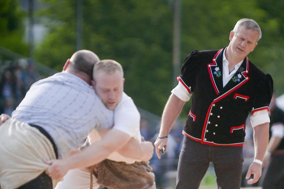 Kampfrichter Bernhard Waldvogel aus Wila wird in der «G&amp;amp;G»-Sommerserie porträtiert., Der Werkstattleiter (Mitte) ist seit diesem Sommer Teil des Wilemer Gemeinderats.