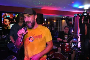stephan-schole-dinner-at-six_preview Voller Einsatz: Etwa zehn Konzerte pro Jahr möchte die Band von Stephan Schole spielen., Stephan Schole (im gelben T-Shirt) singt in der Cover-Band «Dinner @ Six»., Im Beruf mag er es ruhiger. Der Turbenthaler arbeitet als Pöstler.