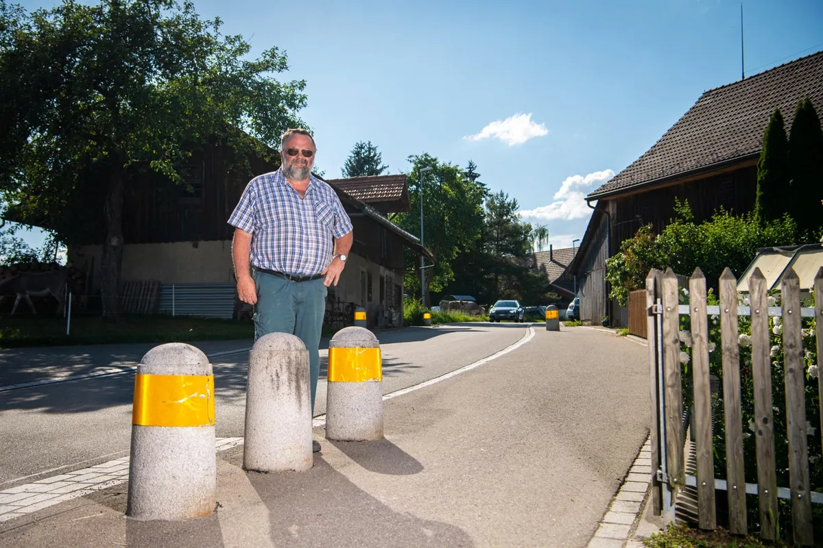 strassenverengung-stefankaufmann-wetzikon-sbo-6_preview Stefan Kaufmann an jener Stelle, die verengt werden soll. Dagegen geht er nun vor.