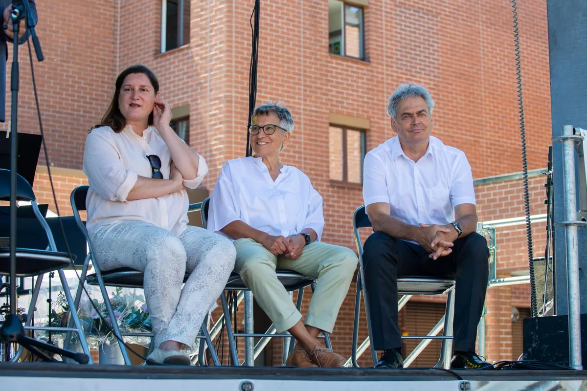 Wurden in Illnau-Effretikon verabschiedet (v.l.n.r.): Salome Wyss (SP), Erika Klossner (FDP) und Ueli Müller (SP)., Der neu gewählte Stadtpräsident Marco Nuzzi (FDP) lobte die drei., Ueli Müller indes liess es sich nicht nehmen, letztmals zur Bevölkerung von Illnau-Effretikon zu sprechen., Die Verabschiedung fand anlässlich des Festivals «Musig am Effimärt» statt.