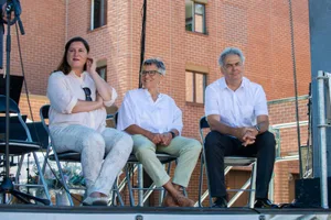verabschiedung-stadtrat-stadtpraesident-effimaert-musik-effretikon-sbo-11_preview Wurden in Illnau-Effretikon verabschiedet (v.l.n.r.): Salome Wyss (SP), Erika Klossner (FDP) und Ueli Müller (SP)., Der neu gewählte Stadtpräsident Marco Nuzzi (FDP) lobte die drei., Ueli Müller indes liess es sich nicht nehmen, letztmals zur Bevölkerung von Illnau-Effretikon zu sprechen., Die Verabschiedung fand anlässlich des Festivals «Musig am Effimärt» statt.