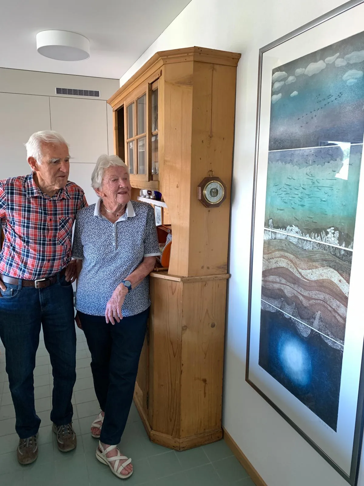 Hildegard und Donat Agosti konnten in die geräumige Wohnung alle Lieblingsstücke ihrer Einrichtung mitnehmen. (Foto: cb) 