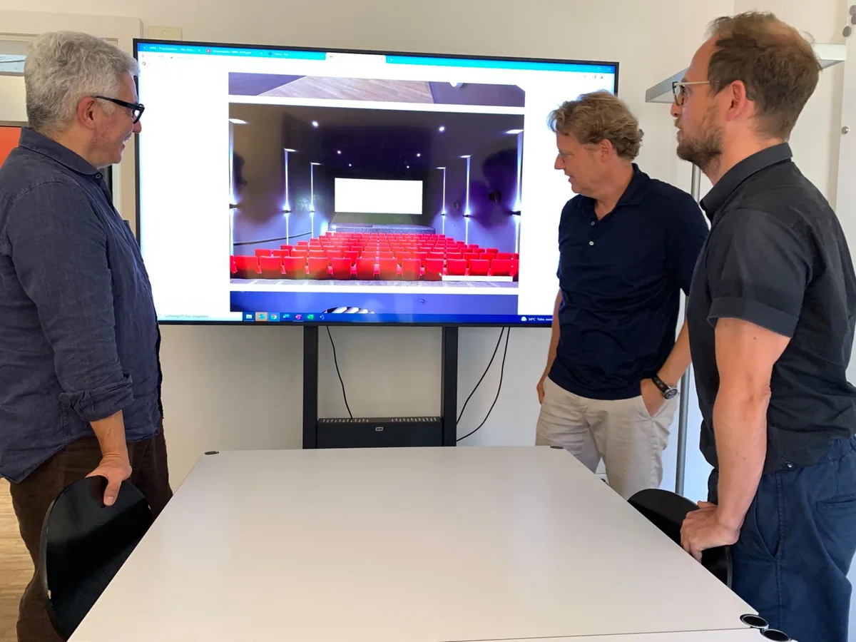 Omid Arami (links), Matthias Reifler und Patrick Schnyder (rechts) blicken auf einen von ihnen entworfenen Kinosaal., Einer der zwölf Säle des Multiplexkinos Pathé in Emmen. , Die "Kinoköpfe" des Büros Meierpartner (von links): Patrick Schnyder, Omid Arami und Matthias Reifler. , Im Cinedome Muri gehören eine Bar und Bowlingbahnen zum Angebot., Im Pathé Spreitenbach erwarten die VIP-Gäste Liegeplätze., Das Pathé Dietlikon war das zweite Grosskino, das die Wetziker Architekten planten., Im Kitag Cinedome Abtwil erwartet der Barkeeper die Kinobesucher vor der Vorstellung., 2019 gestaltete Meierpartner das Cinedome Abtwil komplett um.