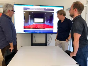 050822_architekten_cb_1_preview Omid Arami (links), Matthias Reifler und Patrick Schnyder (rechts) blicken auf einen von ihnen entworfenen Kinosaal., Einer der zwölf Säle des Multiplexkinos Pathé in Emmen. , Die "Kinoköpfe" des Büros Meierpartner (von links): Patrick Schnyder, Omid Arami und Matthias Reifler. , Im Cinedome Muri gehören eine Bar und Bowlingbahnen zum Angebot., Im Pathé Spreitenbach erwarten die VIP-Gäste Liegeplätze., Das Pathé Dietlikon war das zweite Grosskino, das die Wetziker Architekten planten., Im Kitag Cinedome Abtwil erwartet der Barkeeper die Kinobesucher vor der Vorstellung., 2019 gestaltete Meierpartner das Cinedome Abtwil komplett um.