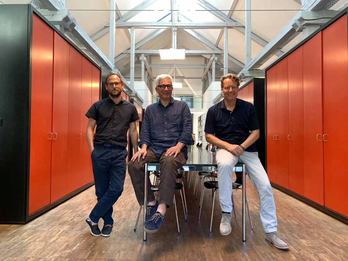In ihrem Wetziker Büro planen (von links) Patrick Schnyder. Omid Arami und Matthias Reifler die Schweizer Kinozukunft. (Foto cb)
