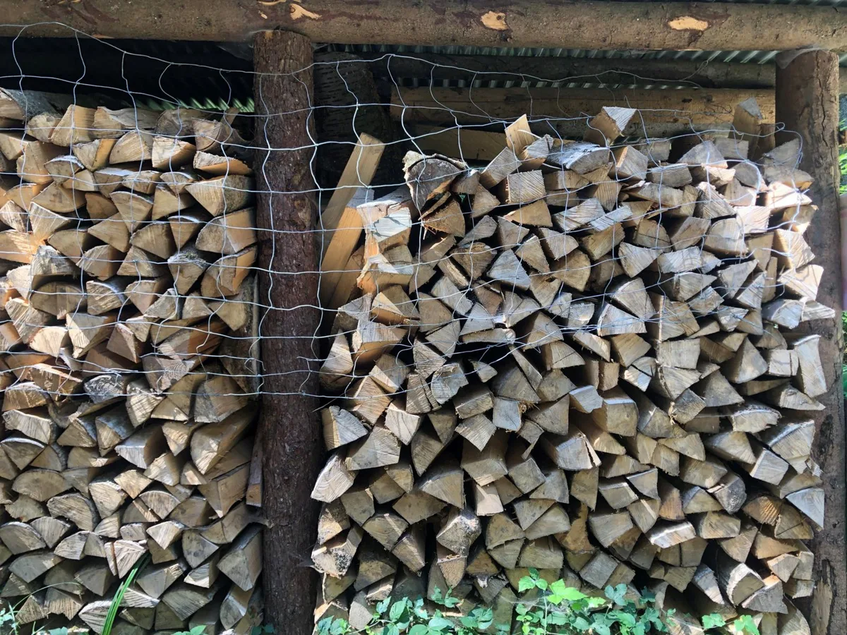 Gelegenheit macht Diebe: Deshalb wird das Holz zuweilen gar mit Draht gesichert.