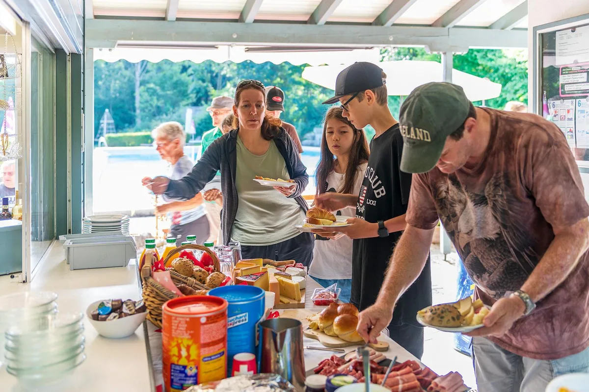 1-august-brunch-schlatt-gu-2_preview In Schlatt beging man den 1. August mit einem gemütlichen Brunch im Schwimmbad., Sonnenschein und volle Teller …, … sorgten für gute Laune., Beim reichhaltigen Buffet war für alle etwas dabei.